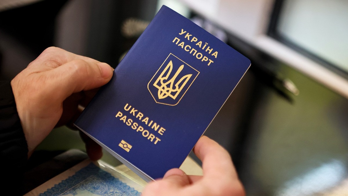 Новини України - Чоловікам за кордоном частково почали видавати паспорти