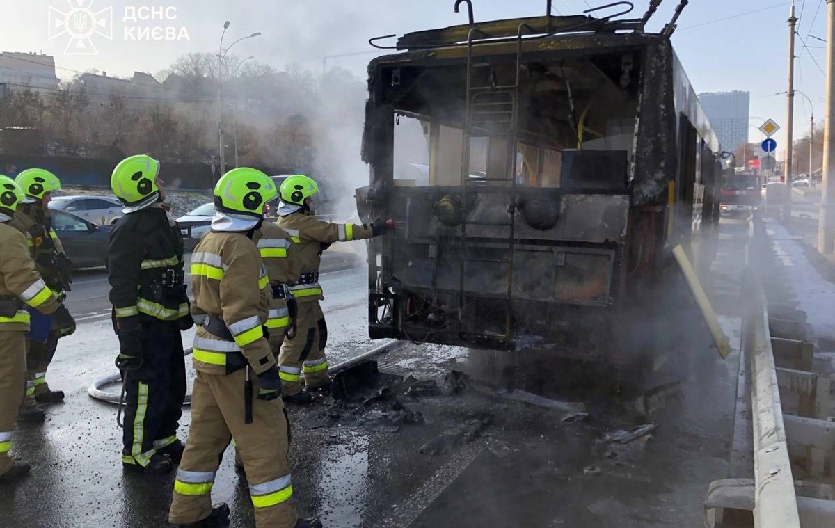 Новини Києва - У Києві під час руху загорівся тролейбус