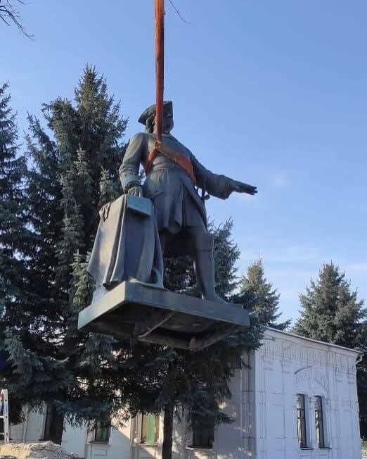 Новини України - У Полтаві демонтували пам’ятник Петру І