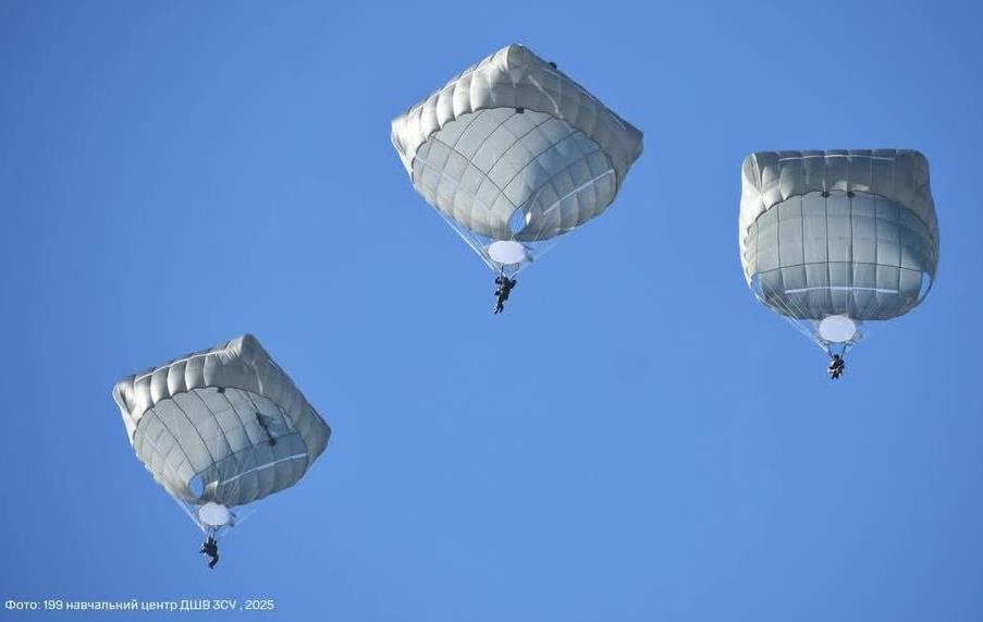 Новини України - Десантників готують до використання парашутів T-11