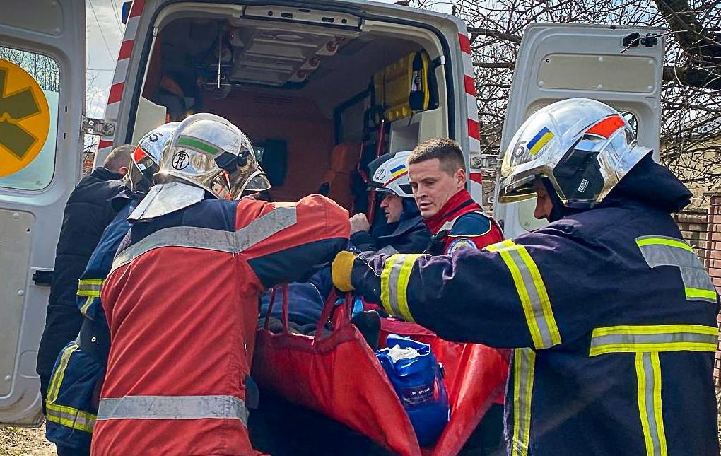 Новини України - На Буковині чоловік застряг у мотоблоці