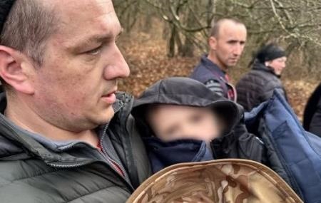 Новини України - На Вінниччині знайшли трирічного хлопчика: дитину усю ніч грів собака