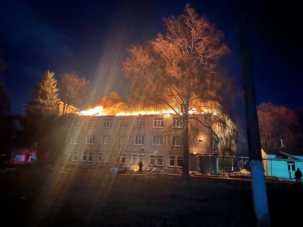 Новини України - Окупанти вдарили по лікарні у Золочеві, є постраждала