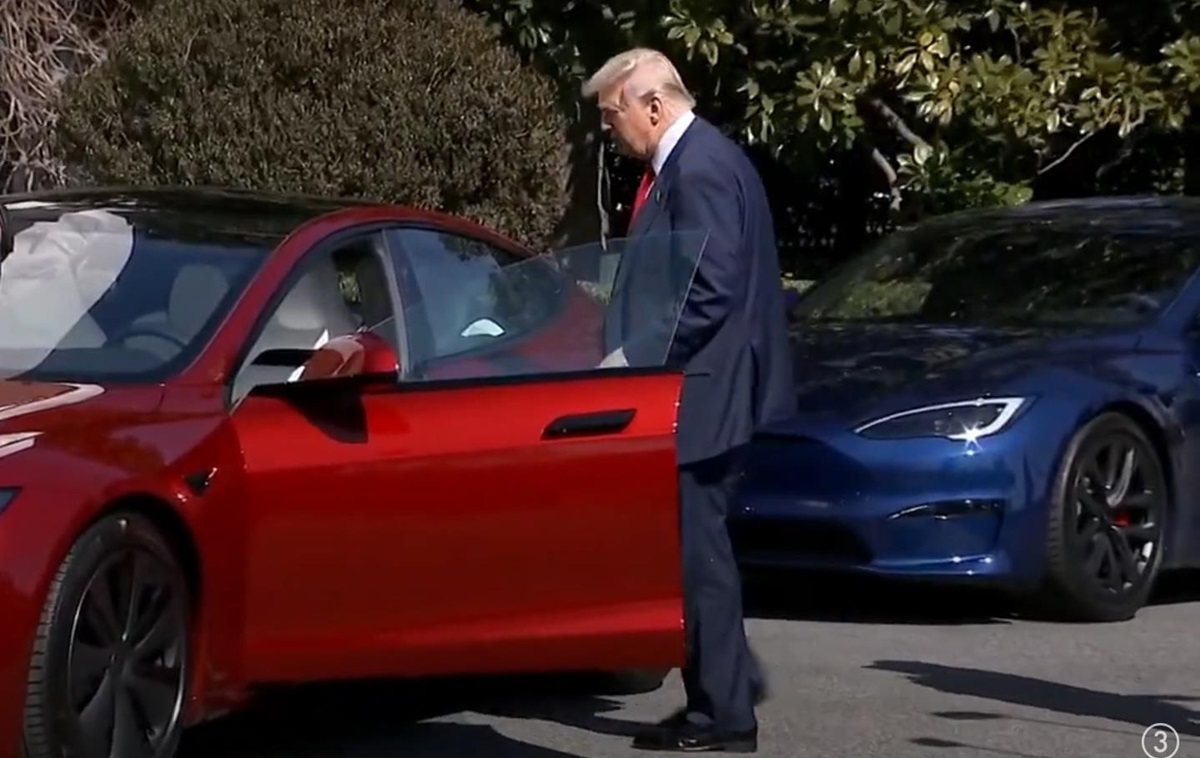 Новини світу - Трамп публічно купив у Маска авто