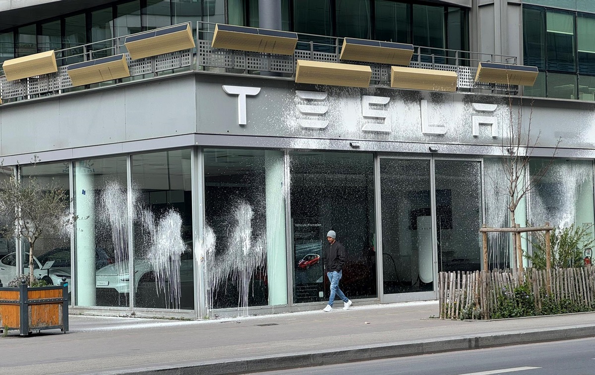 Новини світу - У Франції облили фарбою штаб-квартиру Tesla