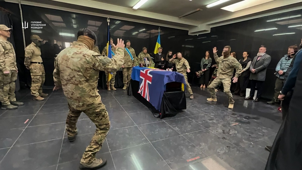 Новини України - У Києві попрощалися з бійцем з Нової Зеландії, виконавши танець його народу