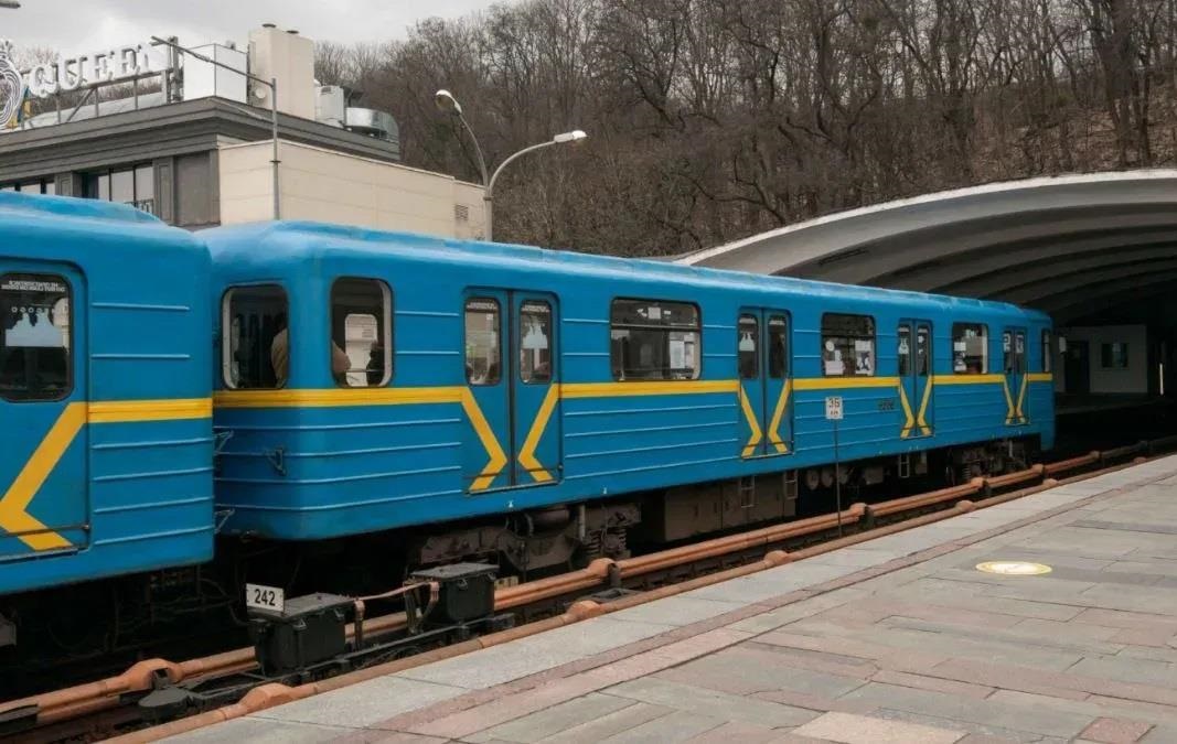 Новини Києва - У Києві відновили рух на "червоній" гілці метро