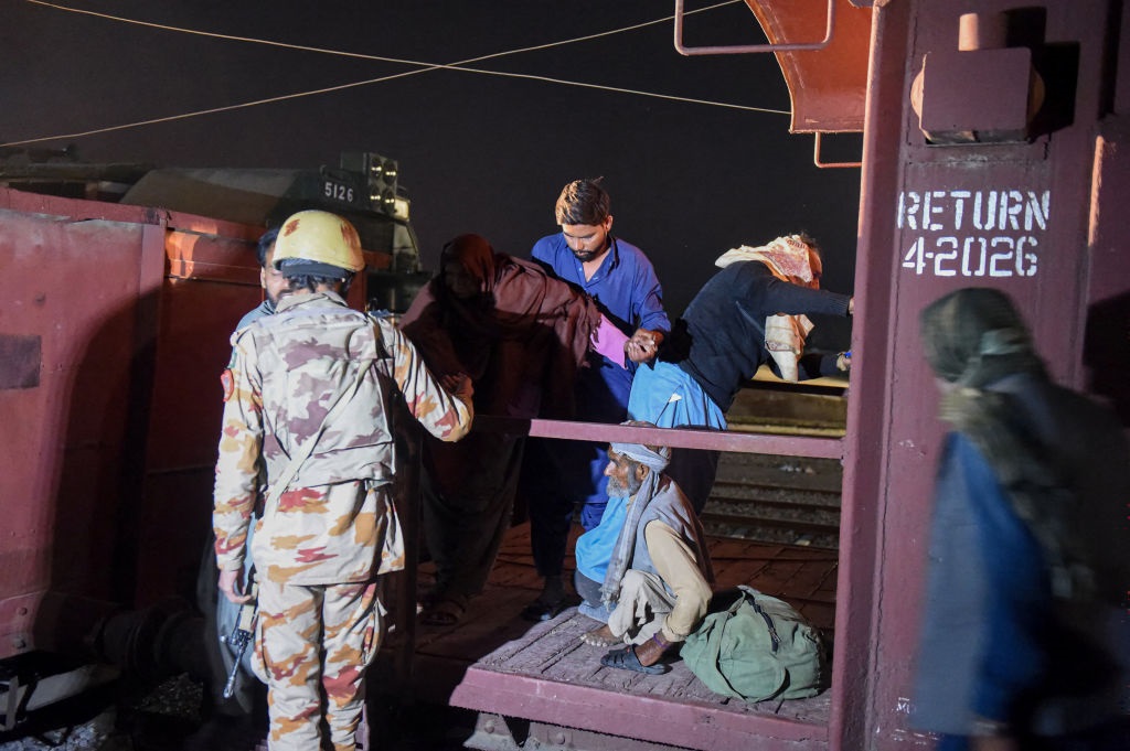 Новини світу - У Пакистані звільнили 155 заручників з потяга, який захопили бойовики