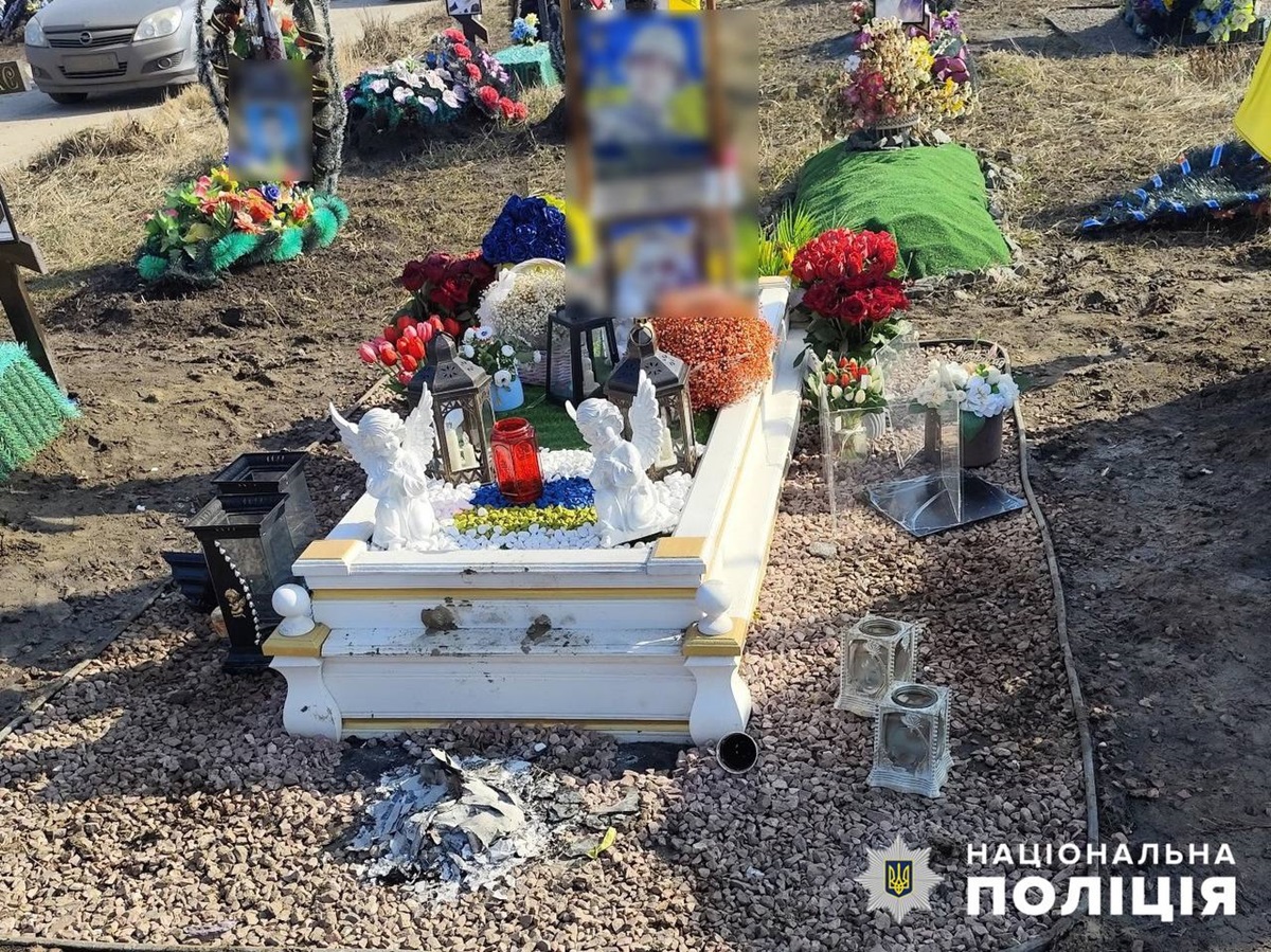 Новини України - У Сумах вандали пошкодили могилу військового