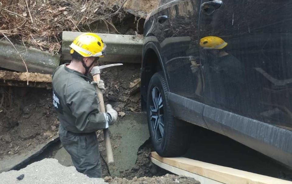 Новини Києва - У центрі Києва три автомобілі опинилися в проваллі