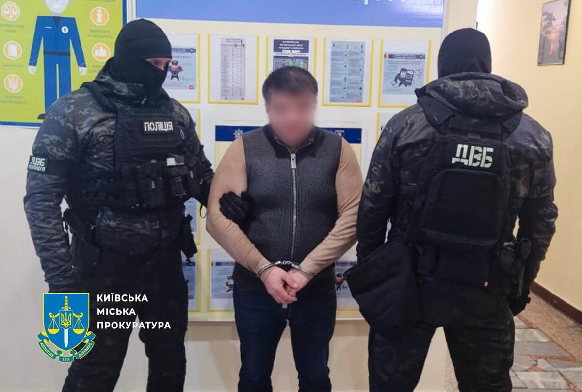 Новини Києва - Возив патрульного на дверях авто в Києві: водія Mercedes відправили в СІЗО