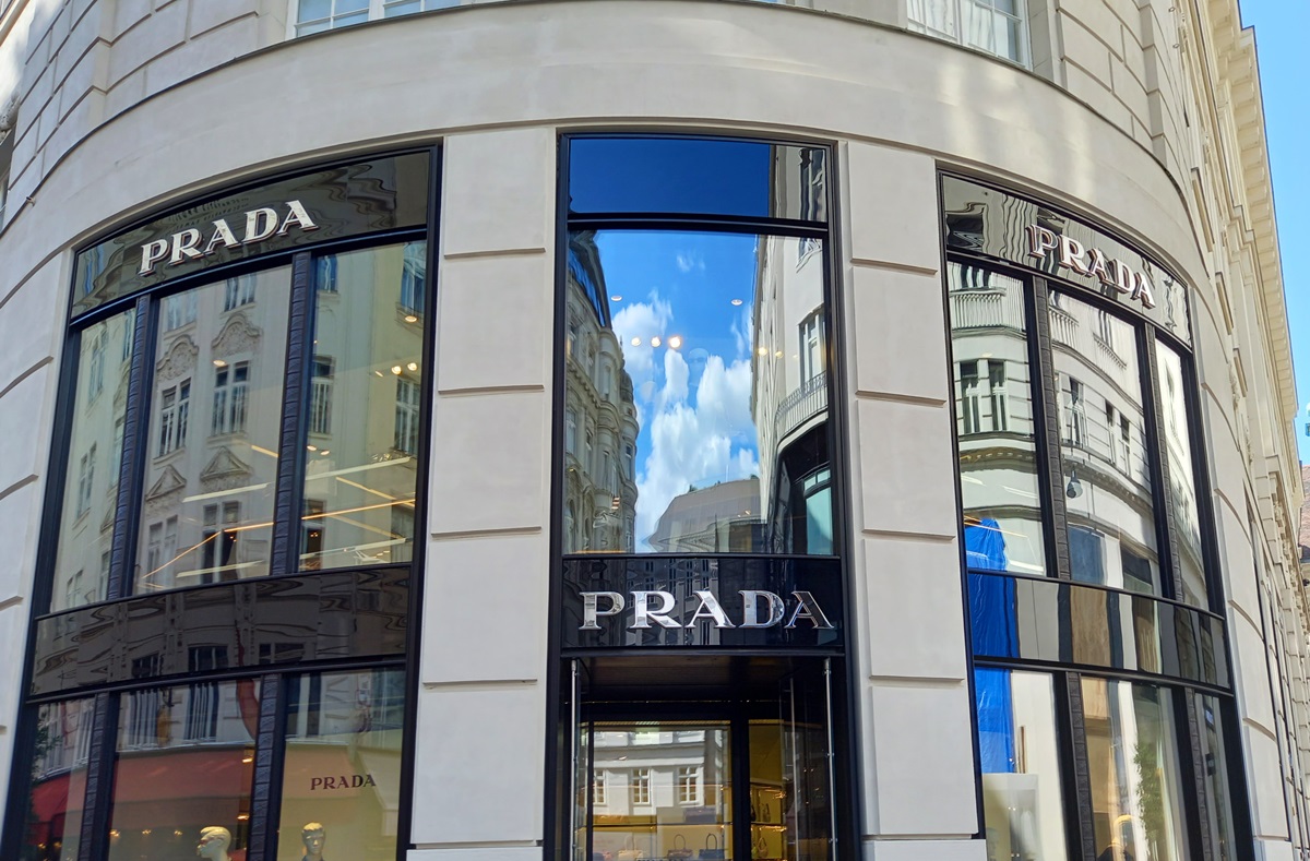 Новини бізнесу - Prada купує Versace за 1,38 млрд доларів