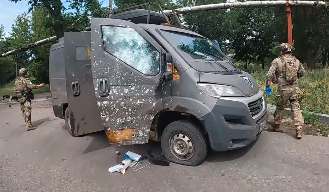 Новини України - Дрон РФ поцілив у авто Білих янголів у Покровську: поранено поліцейського