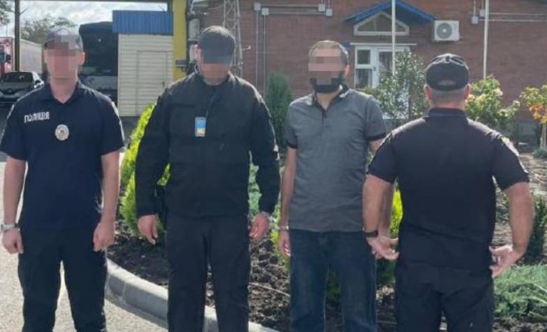 Новини України - До України екстрадували іноземця, який збував фальшиві долари