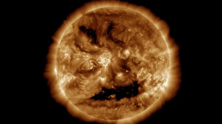 Технології - Сонце "усміхнулося": NASA показало моторошне обличчя зорі