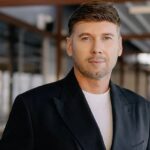 У дім українського режисера Олексія Комаровського влучив ворожий дрон