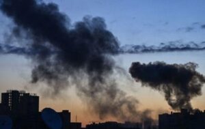 Росіяни здійснили масований обстріл Харкова, є постраждалі