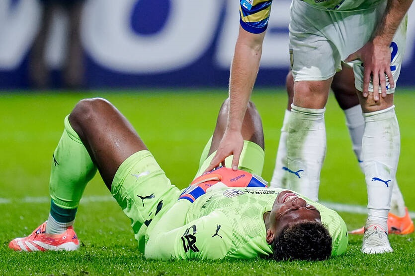 Новини спорту - Травматично зламаний палець зняв у Парми першого воротаря на чотири місяці