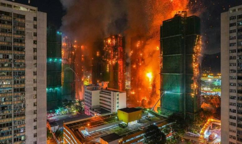 Новини світу - У Гонконзі палають кілька хмарочосів, 13 загиблих