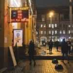 Долар і євро відступили від історичних максимумів