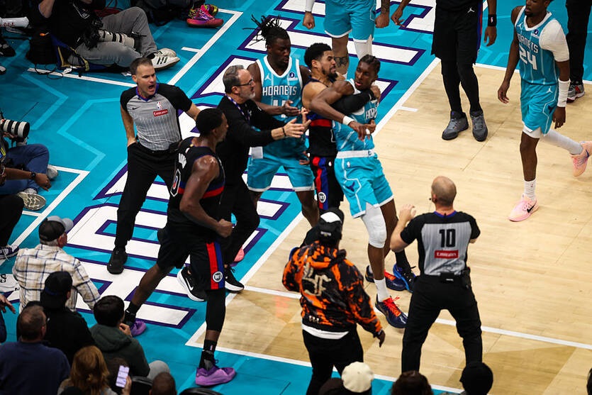 Гаряча ніч у НБА: у двох матчах спалахнули бійки