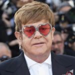 Елтон Джон показався з чоловіком і синами на новому портреті