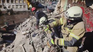 У Харкові тривають пошуково-рятувальні роботи на місці російського ракетного удару