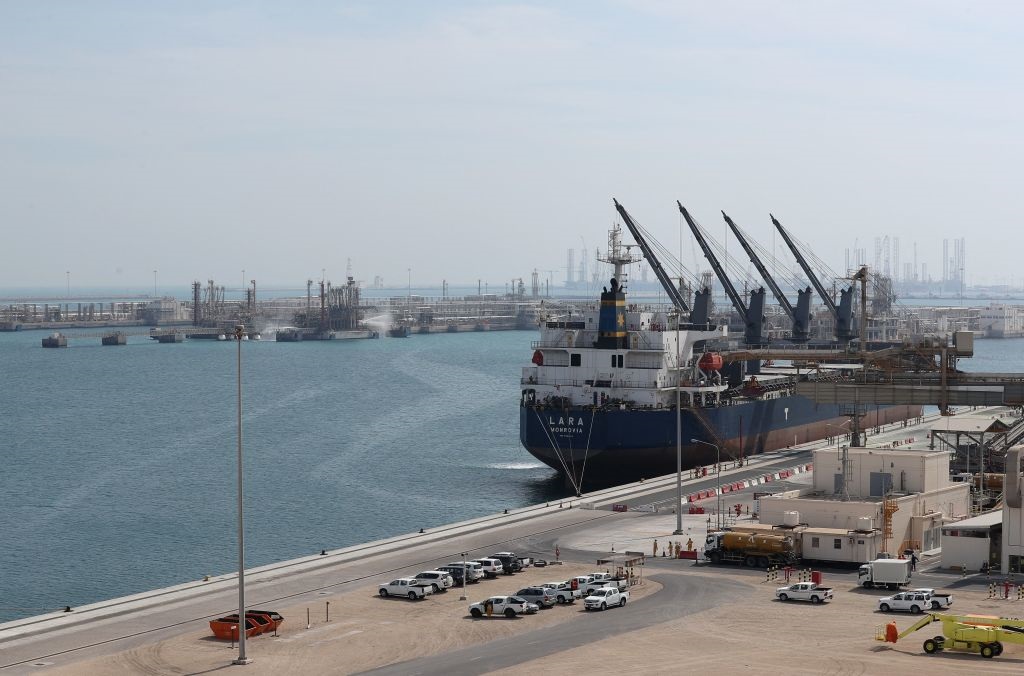 На Близькому Сході припиняють роботу нафтові та газові об’єкти