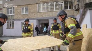 У Сумах впродовж дня тривали аварійно-відновлювальні роботи на місці російської нічної атаки