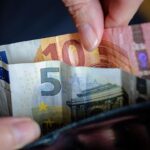 Долар подешевшав в обмінниках, євро дорожчає