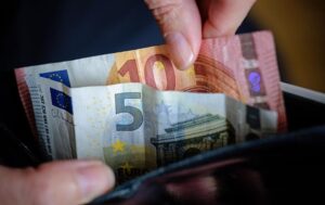 Долар подешевшав в обмінниках, євро дорожчає