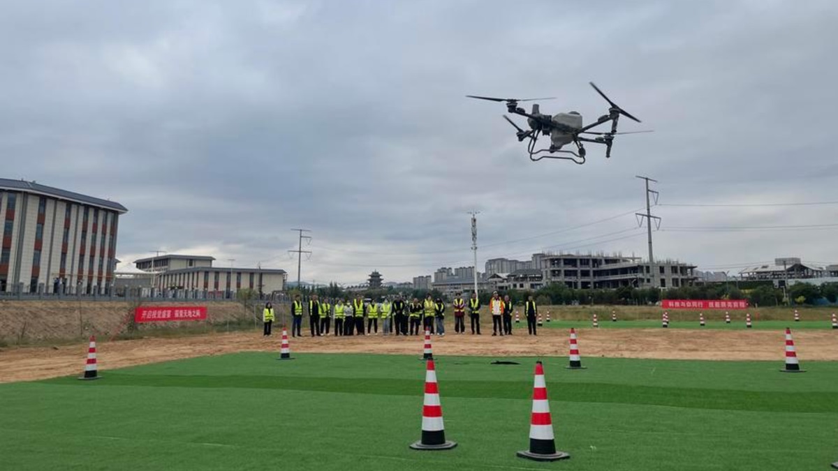 Китайські вчені навчилися заряджати дрони прямо під час польоту
