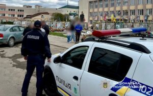 На Одещині автомобіль пошкодив Алею героїв