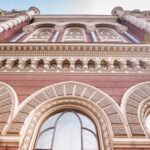 Нацбанк знизив курси долара і євро