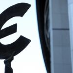 Офіційний курс євро відступив від рекорду, долар росте