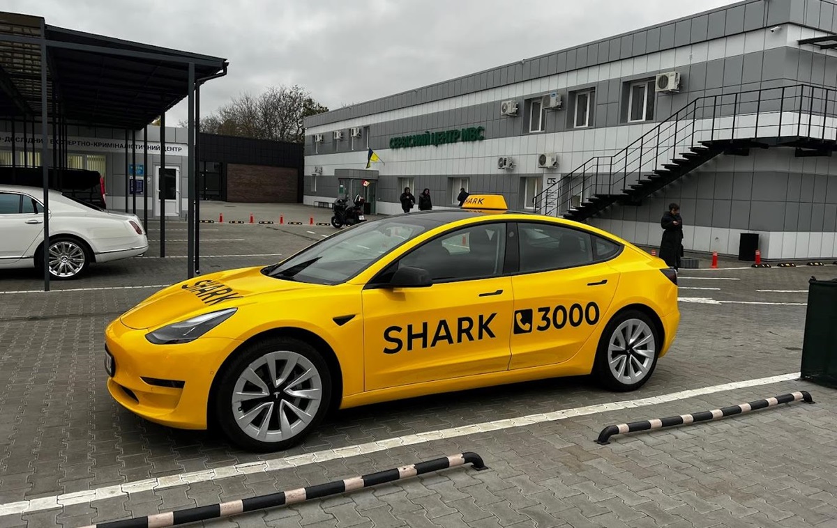 Таксі Tesla плутаються у маршрутах і висаджують пасажирів на швидкості