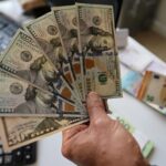 Долар і євро дешевшають напередодні вихідних