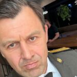 Андрій Оністрат показав могилу сина, який загинув на фронті