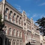 Долар тримається на рекордному максимумі в Україні