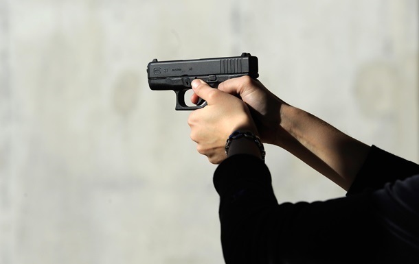 У Києві чоловік відкрив вогонь у житловому дворі