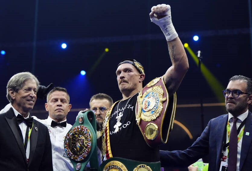 Усик відмовився від усіх чемпіонських поясів