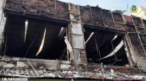 Росія вдарила по центру Херсона: згоріли крамниці